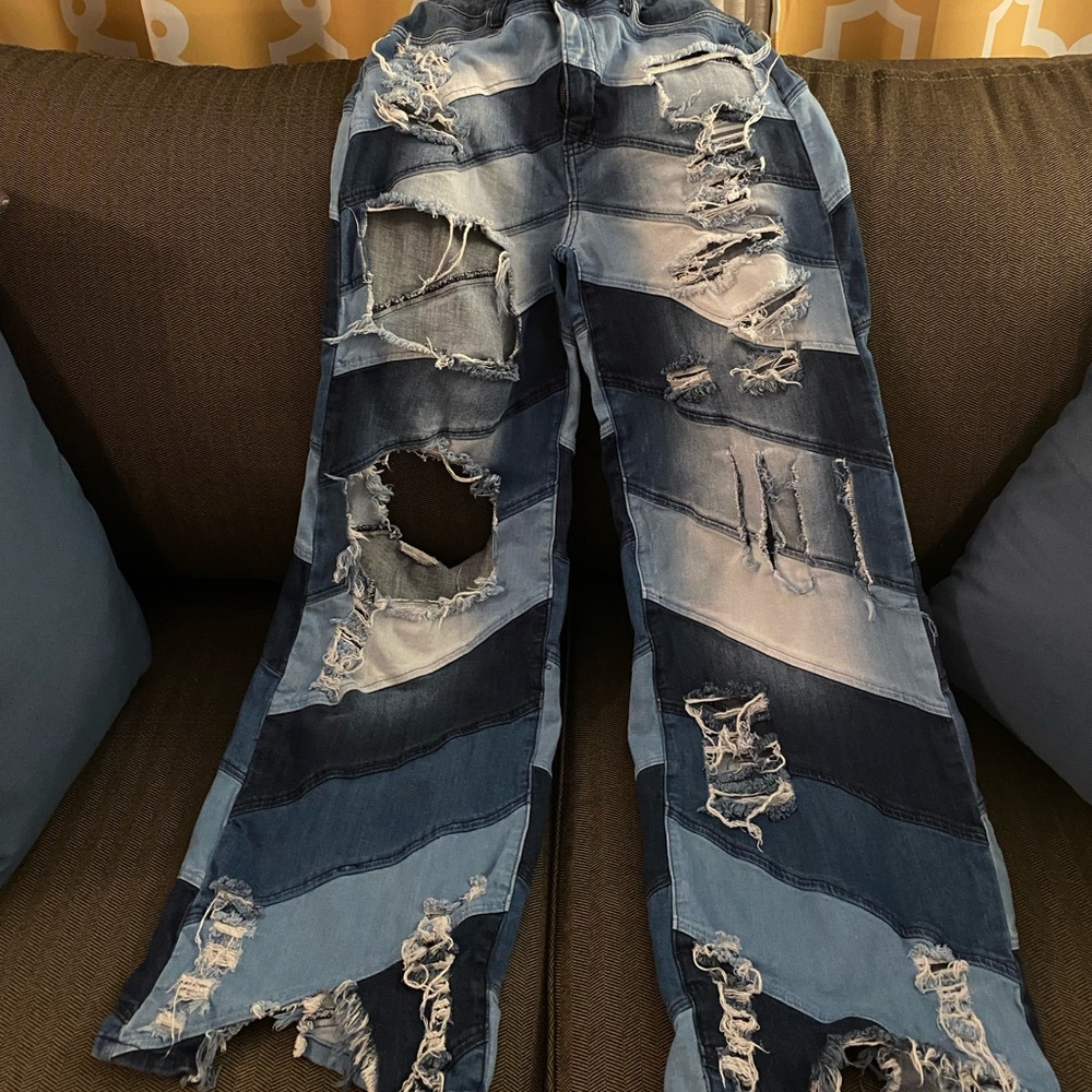 Beautiful Ripped Jeans - Picture 4 of 7